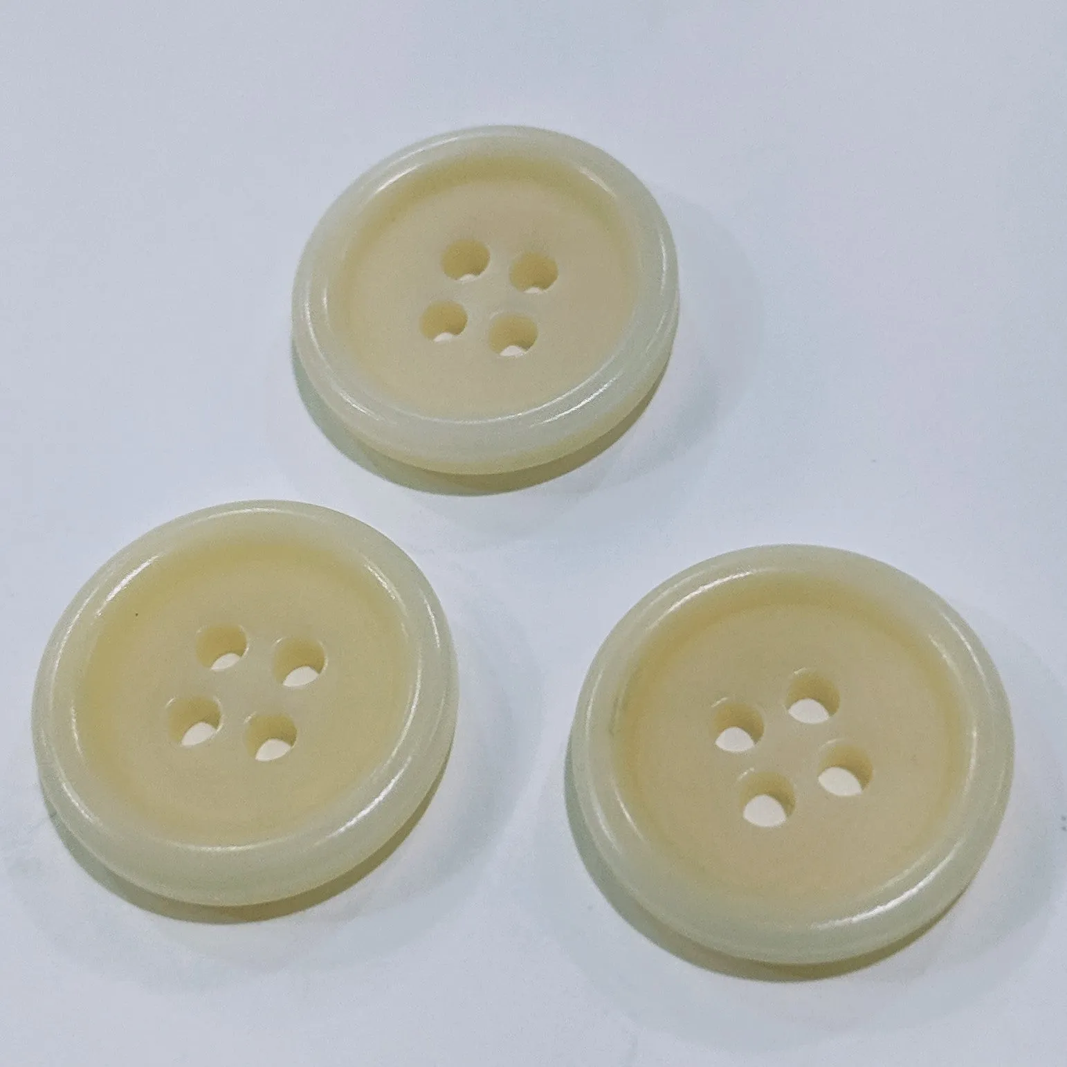 Natural / Vegetable Ivory / Shiny with rim / 4 Hole