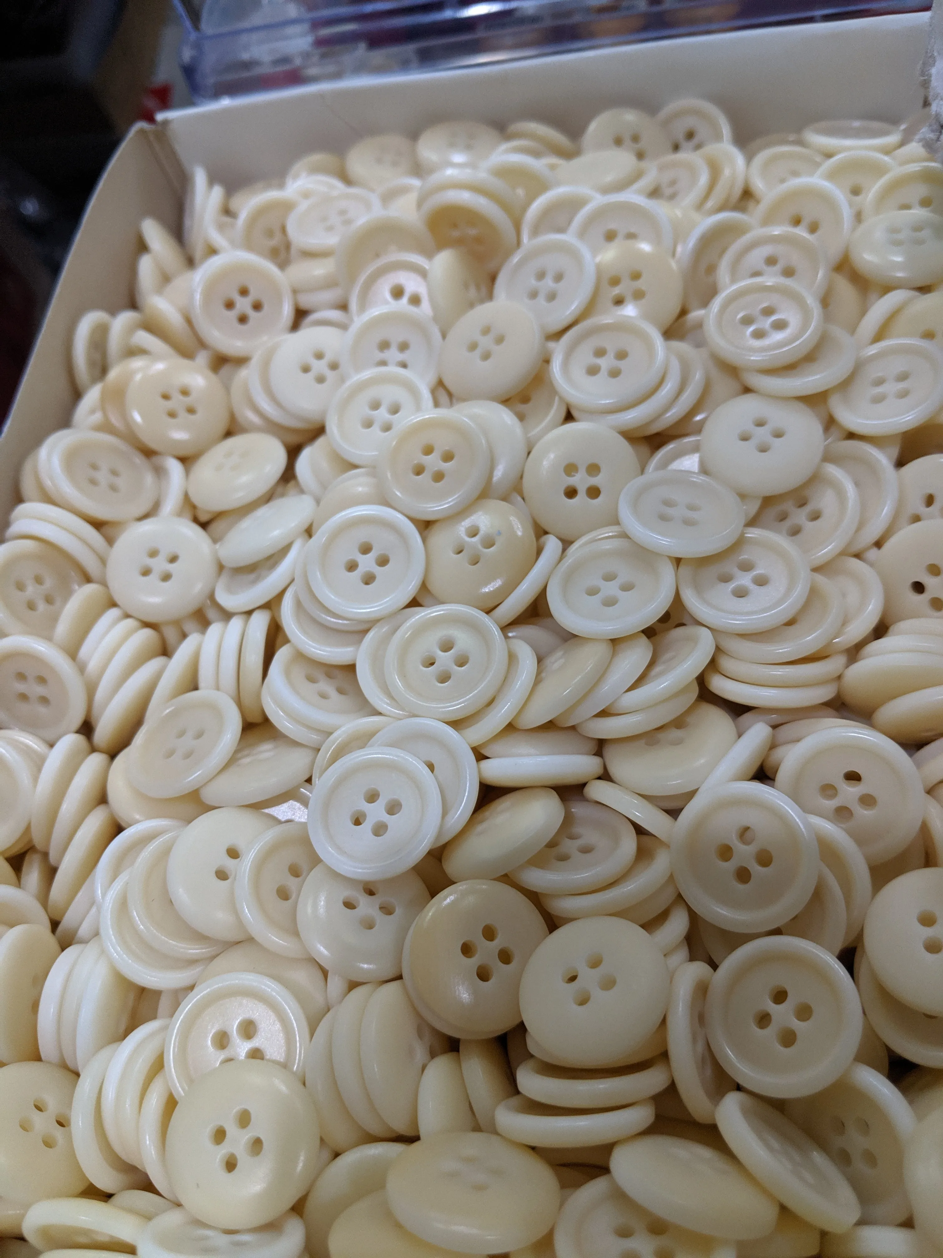 Natural / Vegetable Ivory / Shiny with rim / 4 Hole